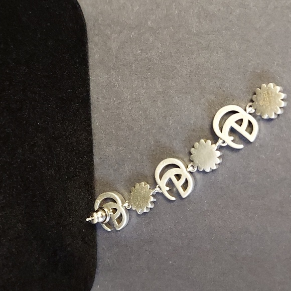 Old Vintage Gucci Silver Floral Drop Earrings - Picture 4 of 8